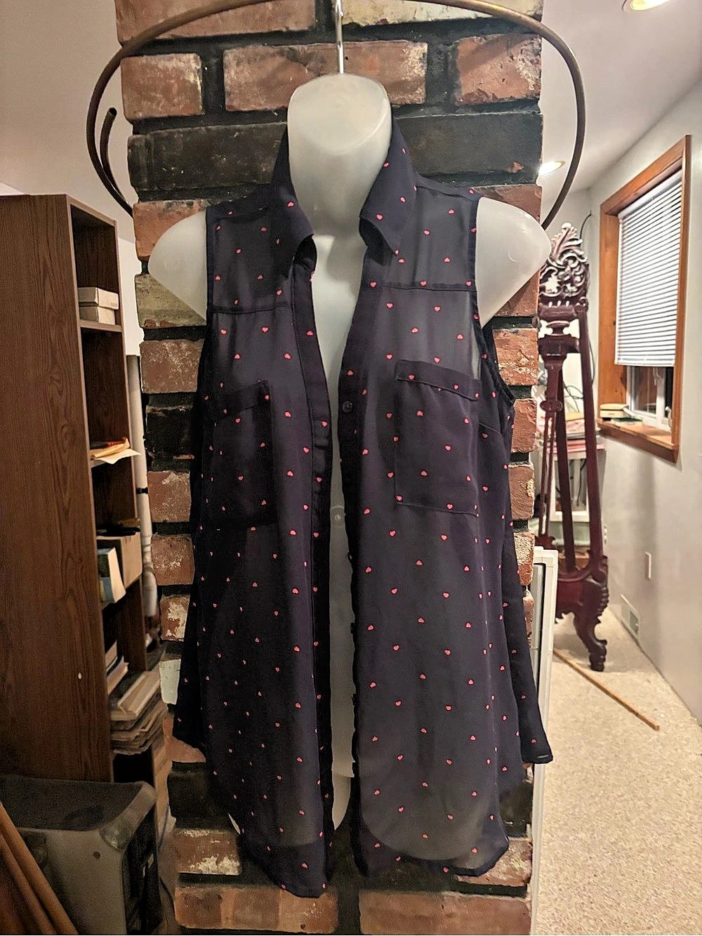 Express The Portofino Shirt - Sleeveless Red Heart Print Sleeveless Heart Print